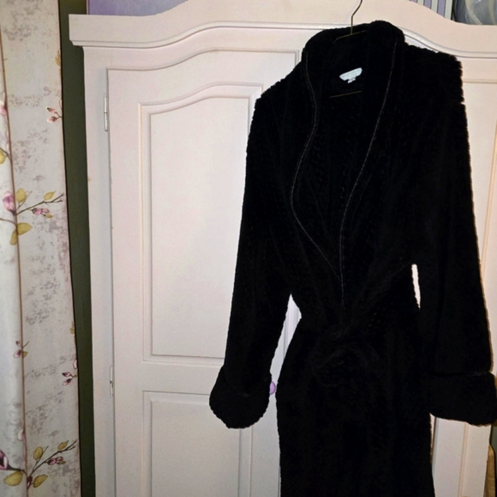 Womens long black plush robe XXXL. Brand new. Never worn. About 61 in.